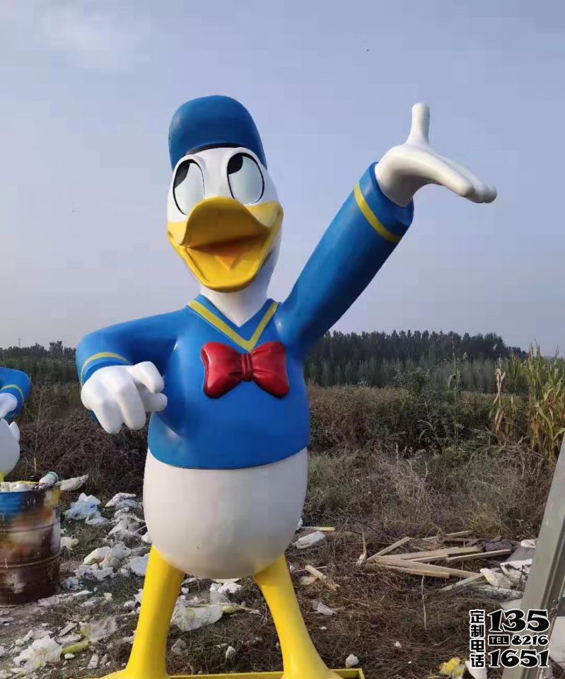 景區公園玻璃鋼彩繪唐老鴨雕塑 景區公園玻璃鋼彩繪唐老鴨雕塑
