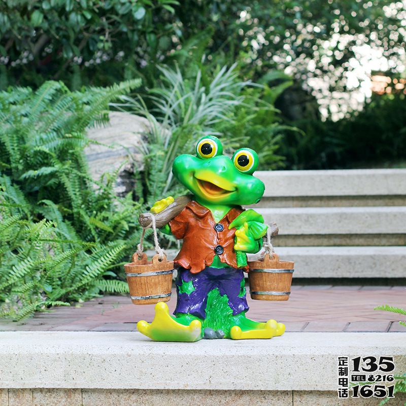 游樂場玻璃鋼卡通一只挑水的青蛙雕塑 游樂場玻璃鋼卡通一只挑水的青蛙雕塑