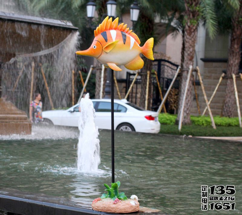 酒店噴泉一只玻璃鋼彩繪卡通魚(yú)雕塑