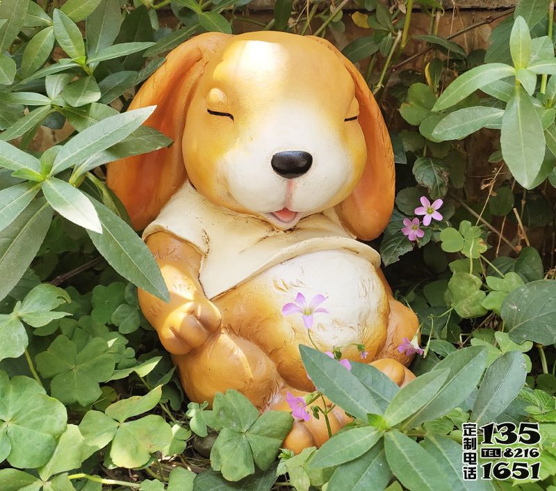 花園草坪中一只在睡覺的玻璃鋼卡通兔子雕塑 花園草坪中一只在睡覺的玻璃鋼卡通兔子雕塑