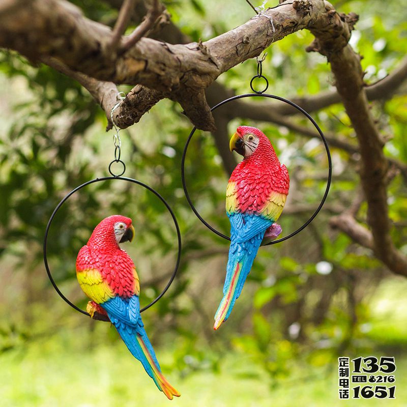 森林公園樹上吊環上的玻璃鋼彩繪仿真動物鸚鵡雕塑 森林公園樹上吊環上的玻璃鋼彩繪仿真動物鸚鵡雕塑